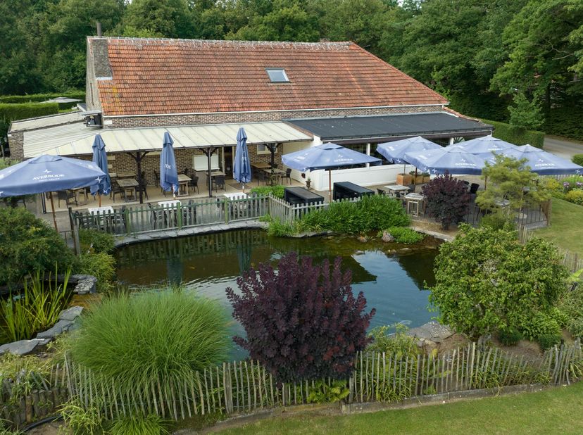 Dit mooie, goed draaiende restaurant dat sinds 1972 bestaat, ligt op een terrein van ca. 2ha tegen een prachtig natuurgebied in Tessenderlo. De hoeve