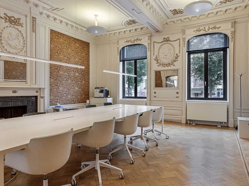 Le bureau a une superficie d&#039;environ 81 m² avec une terrasse privée située au rez-de-chaussée dans l&#039;ancienne maison du notaire restaurée.&lt;br /&gt;
En 20