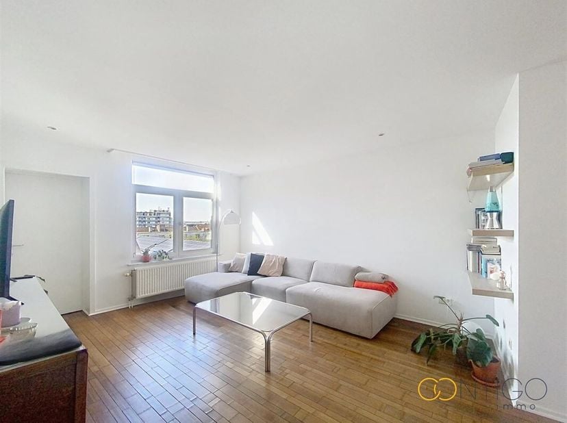 Contigo. Immo presenteert dit zeer charmante en lichte ongemeubileerd appartement van +/- 86m² gelegen op de vierde verdieping in de levendige wijk Ma