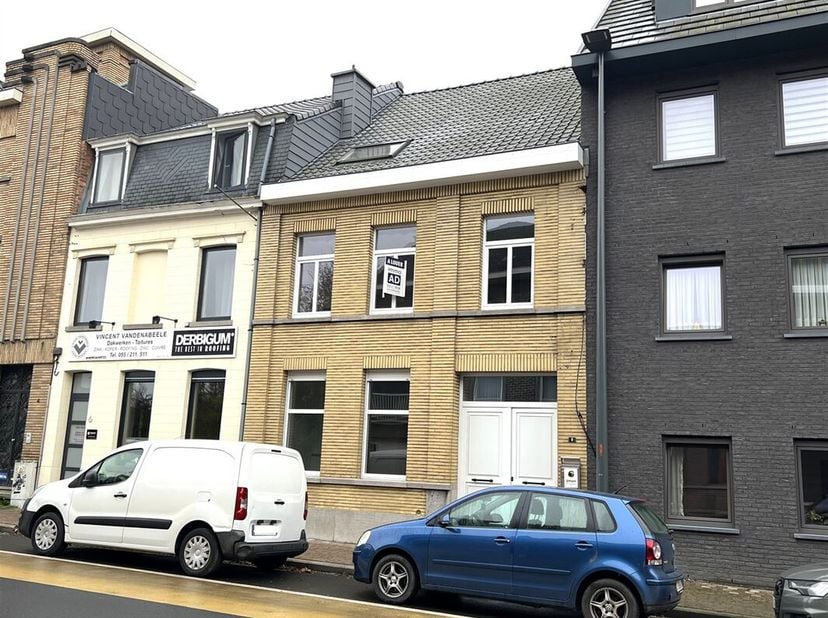 Ontdek deze ruime, goed gelegen woning op slechts enkele stappen van de winkels en het stadscentrum. Op het gelijkvloers vindt u een mooie woonkamer,