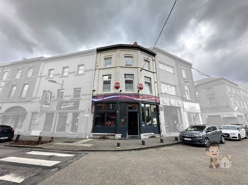 Les maisons du petit Nicolas a le plaisir de vous présenter cet immeuble de 2 appartements ainsi qu&#039;un rez commercial situé à Châtelet !&lt;br /&gt;
Il est