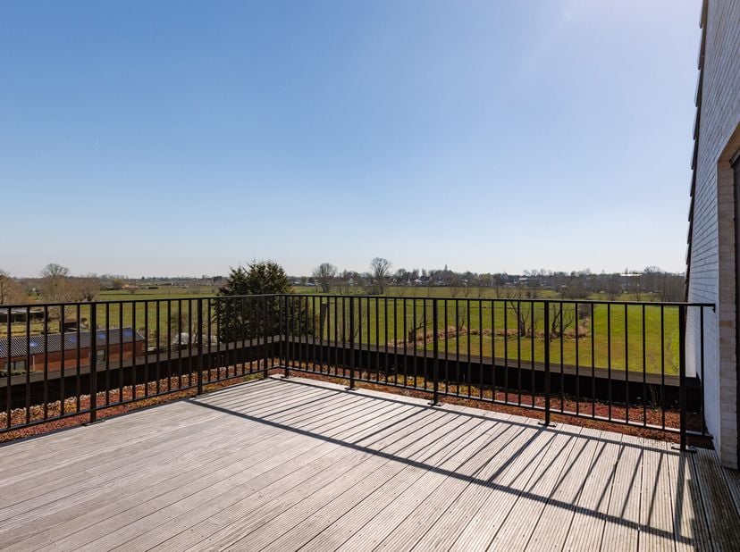 In het rustige en groene Handzame bevindt zich dit ruime penthouse met een prachtig uitzicht op het platteland. Dankzij de combinatie van hedendaags c