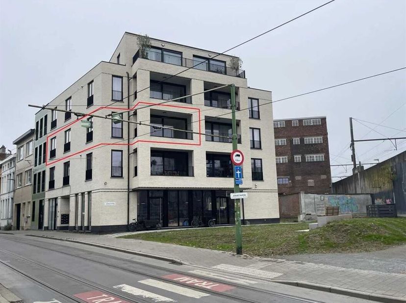 Luxe appartement in de gegeerde buurt Zurenborg, op wandelafstand van de Dageraadplaats en Berchem Station! Guldenvliesstraat 9/11 Het appartement bev