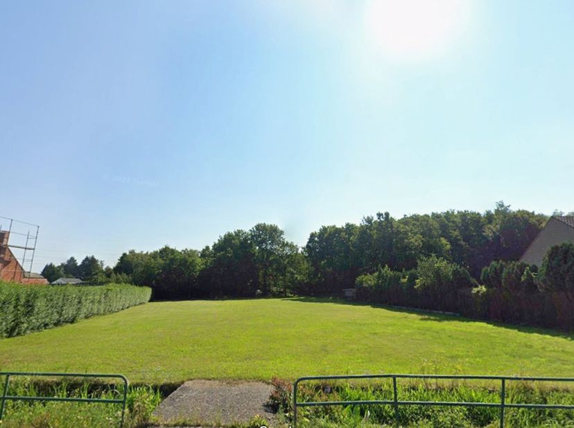 Ben je op zoek naar een royaal perceel om jouw droomwoning te bouwen? Dan is dit prachtig gelegen stuk bouwgrond met een straatbreedte van 15 meter en