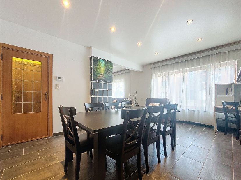W Immobilière vous propose en location, une maison confortable entièrement MEUBLEE .Ce bien se compose comme suit: hall d&#039;entrée, salon, salle à mange