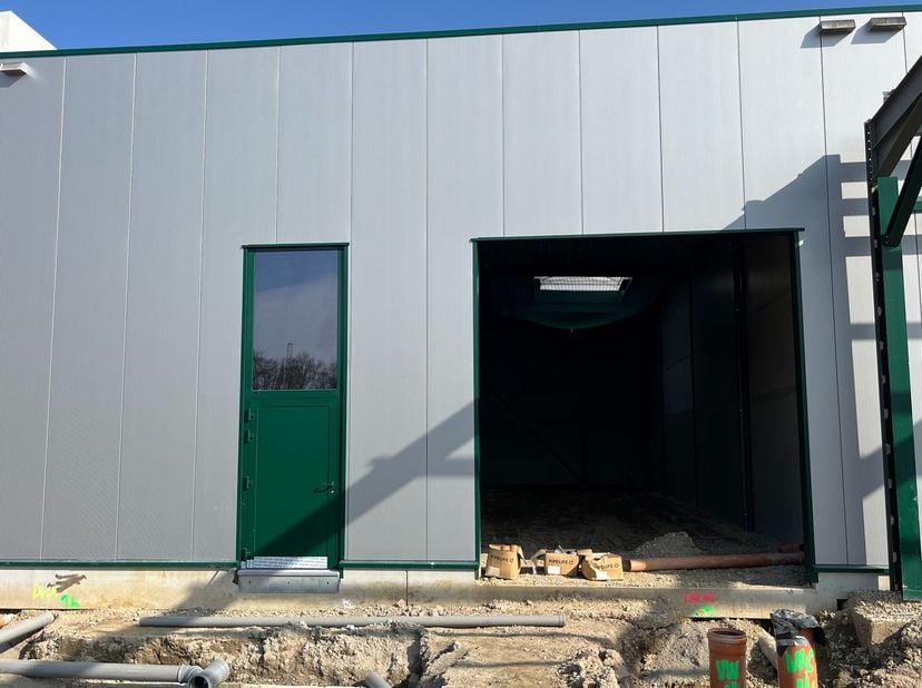 Unit 15 (289m²) in KMO-zone ‘The Sheds’ op de RE|CORE-site is gelegen in industriegebied en beschikt over 2 privatieve parkings. .  Vrije hoogte 6,26m