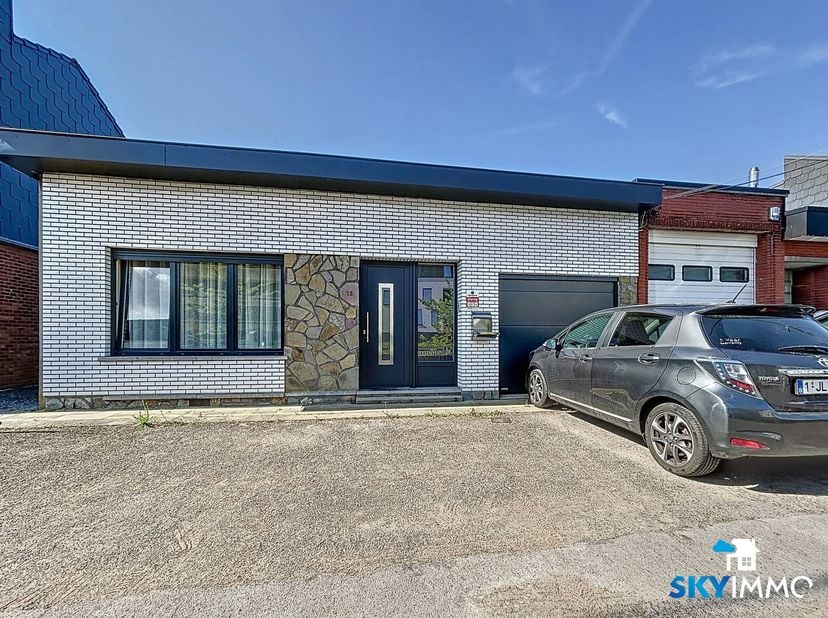 L&#039;agence SKYIMMO vous propose ce joli Bungalow de 107 m2 situé dans une rue en cul de sac sur Rocourt et est composé comme suit:&lt;br /&gt;
Entrée (7) - Sa