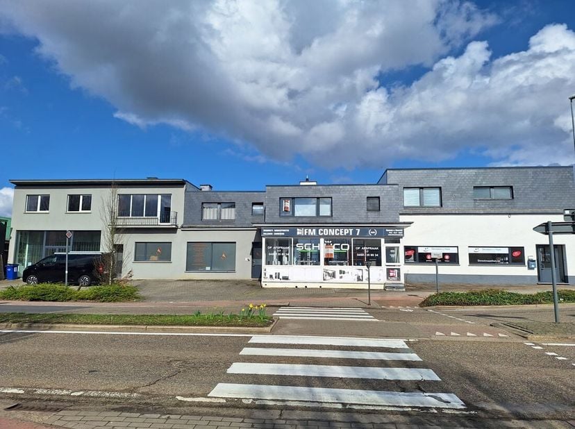 Strategisch gelegen één slaapkamer appartement.&lt;br /&gt;
Dit appartement op de eerste verdieping heeft een bewoonbare oppervlakte van +/- 75m² en bestaat