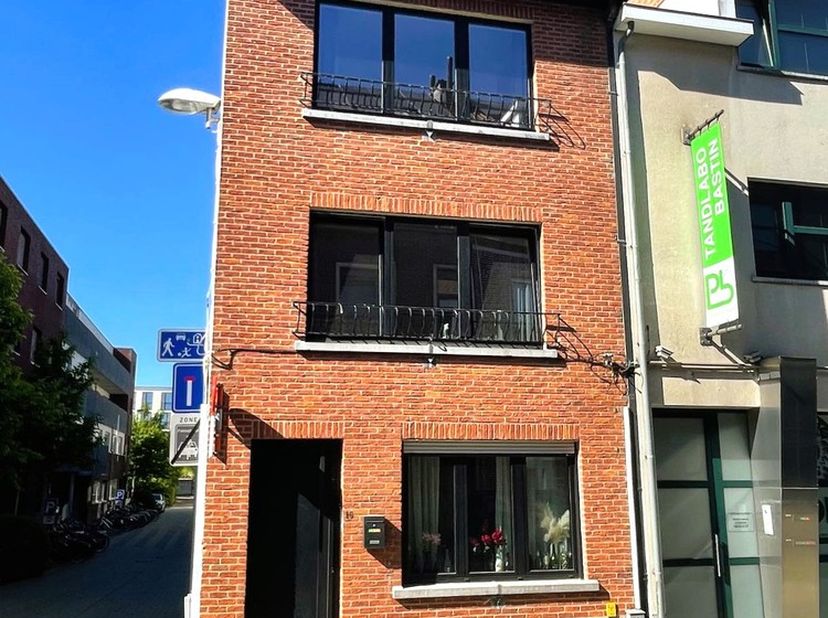 In de gezellige Dagobertstraat, pal in het centrum van Leuven en nabij het station, vindt u deze charmante en recent gerenoveerde woning die zich perf