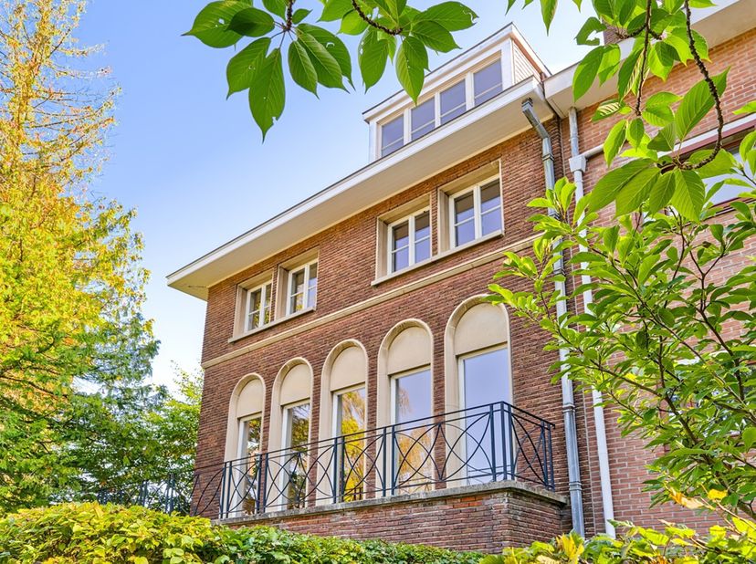 WOLUWE-SAINT-PIERRE, dans le quartier de Chant d&#039;oiseau avec un accès direct au parc de Woluwe. Belle MAISON (5Ch/3Sdb) de 325 m² avec terrasse, jardi