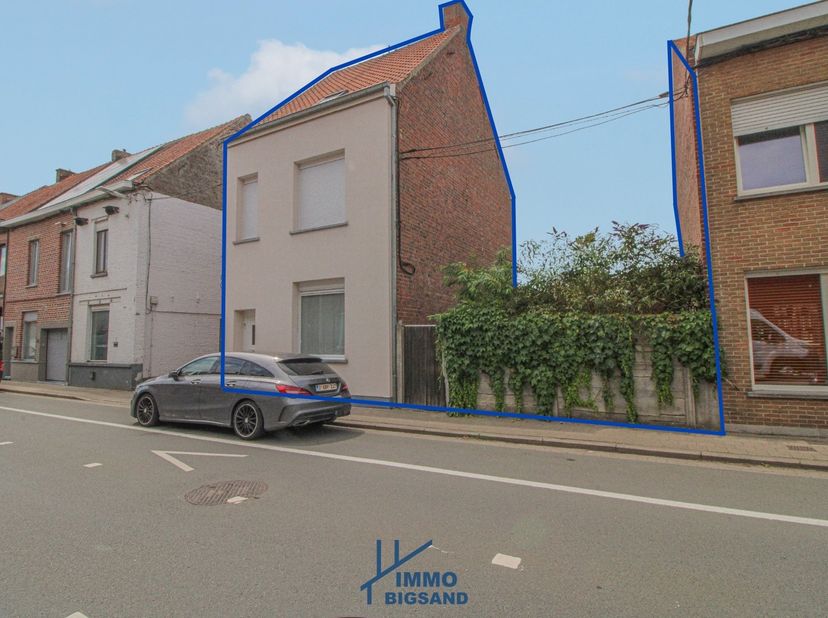 Ontdek deze  woning in de Gullegemstraat te Wevelgem, gelegen op een ruim perceel van 685 m² en met toegang langs voor- én achterkant – ideaal voor wi