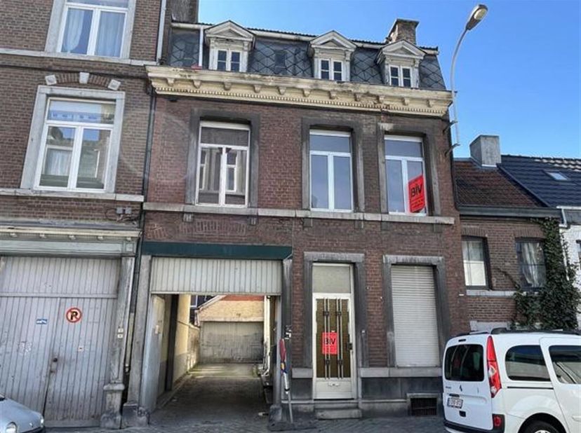 OPTION ***** Proche de la Médiacité, de la clinique du Val dOr, un immeuble comprenant 4 logements et deux sureface de parkings de 165 et 65 m2 :&lt;br /