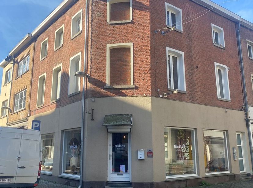 Ce bien vous offre de nombreuses possibilités grâce à sa surface de plus de 100 m², répartie sur trois étages, et idéalement situé au centre-ville d&#039;A