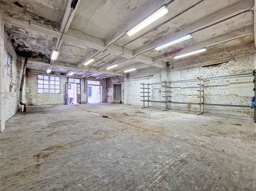 Pannenhuiswijk: prachtig magazijn aan de achterzijde van +/- 515 m² op 3 niveaus (172 m² per niveau), en kantoren van 45 m² in het voorgebouw, 2,98 m