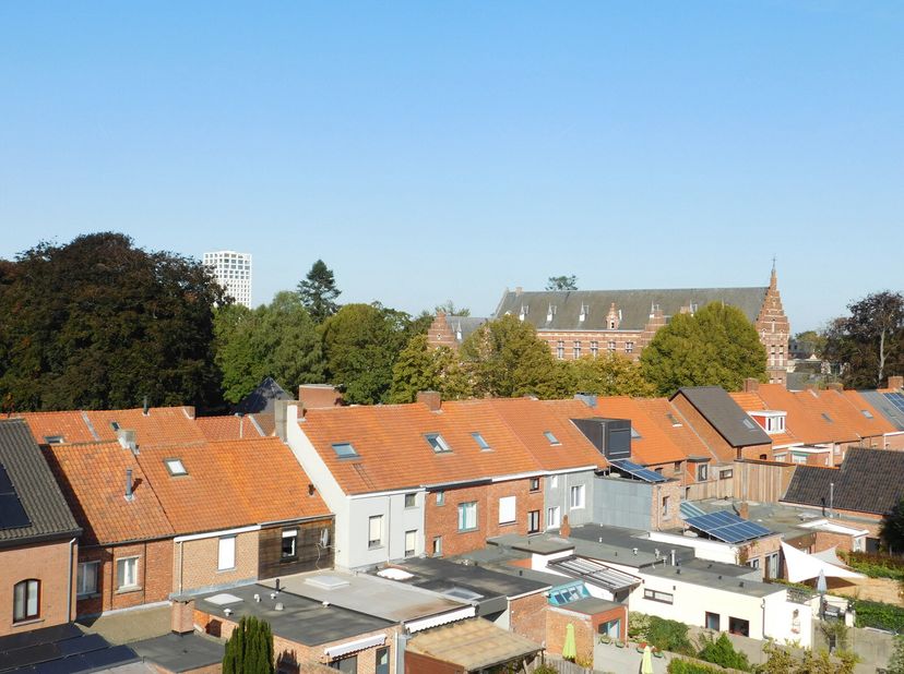 Modern en energiezuinig appartement (92 m²) met terras en garage  Instapklaar!&lt;br /&gt;
Op de 4de en bovenste verdieping van een recent gebouw (bereikbaa