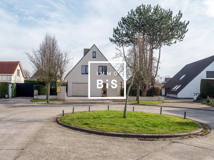 Alleenstaande en luxueus gerenoveerde villa op een rustige en residentiële ligging in een doodlopende straat te Knokke, genietend van alle discretie.&lt;