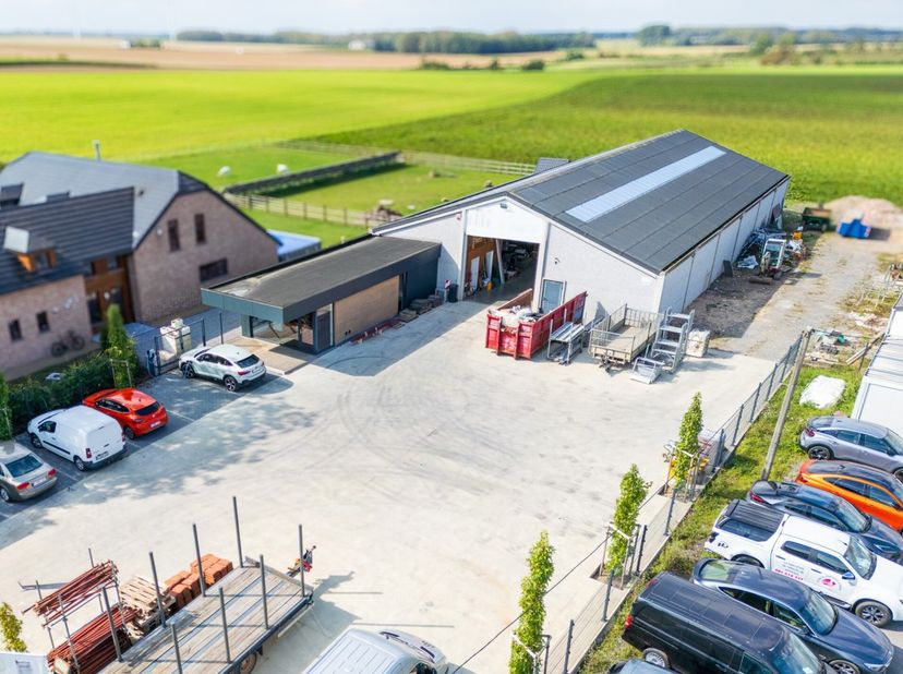 Situé le long de la Chaussée de Charleroi à 2km du centre de Gembloux et à proximité immédiate de toutes les facilités, un bâtiment industriel dune su