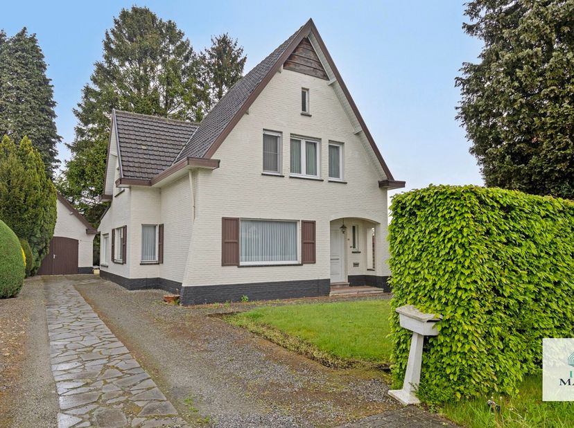 Deze gunstig gelegen open bebouwing 160m² met drie (slaap)kamers, veranda, aparte garage en ruime tuin kan gaandeweg worden gerenoveerd.&lt;br /&gt;
De woni
