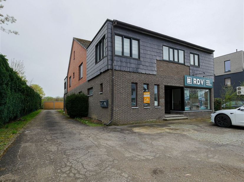 Il s&#039;agit d&#039;un appartement très lumineux, situé au 1er étage de Weg Naar Zwartberg 90 à Houthalen-Oost.&lt;br /&gt;
Il y a plusieurs magasins, supermarchés,
