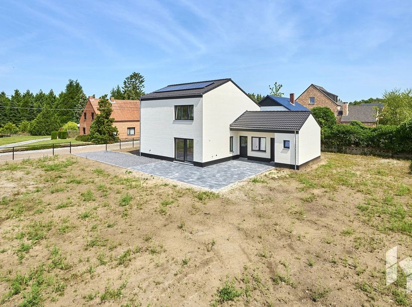 Prachtige vernieuwbouwwoning met 3 slaapkamers op perceel van 786 m²&lt;br /&gt;
Ze is gunstig gelegen in een rustige straat nabij de Nederlandse grens. Op