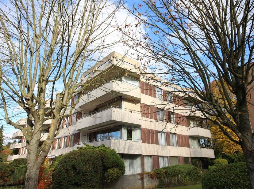 Très  bel appartement +/- 135 m² au 2ème étage d&#039;un immeuble de 3 étages construit en 1973 spacieux  living +/- 45 m² parquet ouvert sur une belle TER