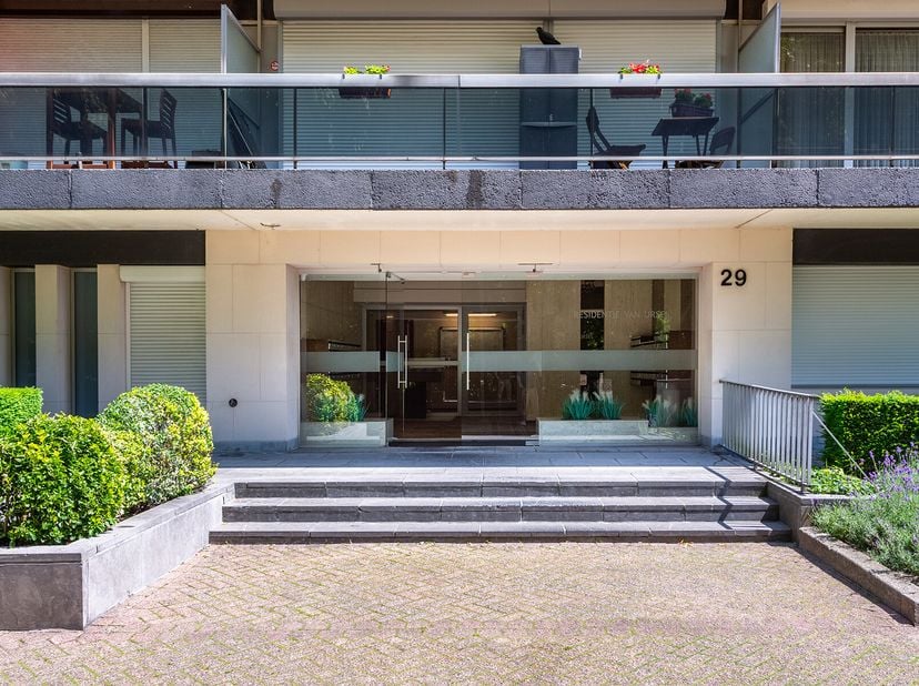 Studio te koop nabij het Fort.De inkomhal is op tegels met ingemaakte kasten. Vervolgens is er de woonkamer op blokjesparket met veel natuurlijke lich