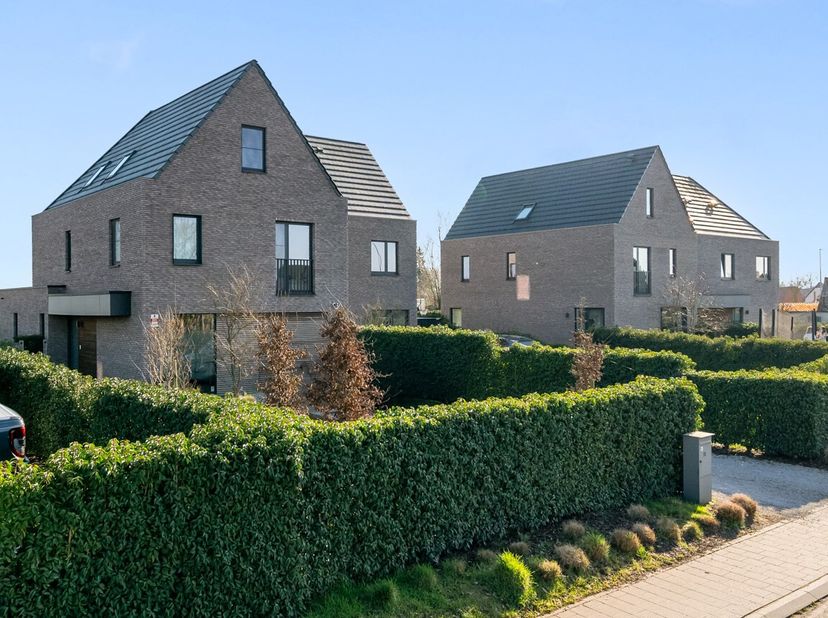 Deze recente half open bebouwing is gelegen op de verbindingsweg tussen Nazareth en Eke.&lt;br /&gt;
Deze woning heeft een heel laag E-peil, maw. super voor