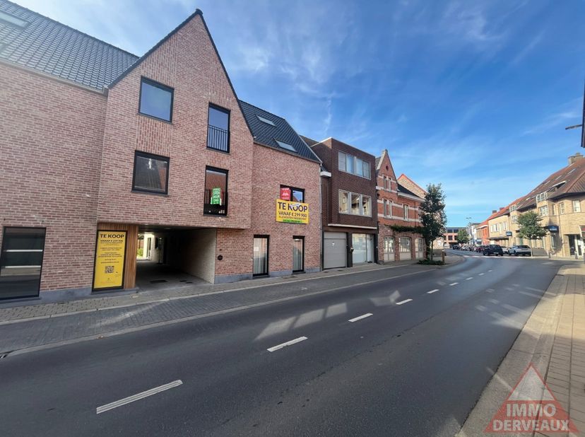Dit duplex appartement aan de Dadizeelsestraat 18 in het centrum van Moorslede biedt een ruime en comfortabele woonervaring. Met een energiezuinig lab