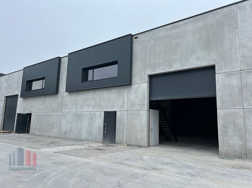 Unité PME nouvellement construite de 268 m² avec bureau (47 m²) et 3 à 4 places de parking privées à louer. Phénoménalement situé dans la zone industr