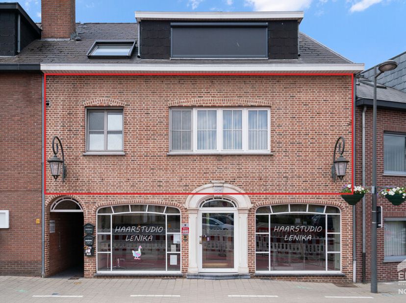 Instapklaar appartement met 2 slaapkamers, terras (20m²) en een autostaanplaats in het centrum van Kuringen (Hasselt).Voor meer informatie ga naar htt