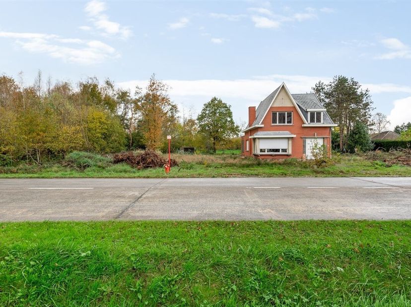 Te renoveren gezinswoning op een knap perceel van ruim 23 are, gunstig gelegen te Sint-Katelijne-Waver.&lt;br /&gt;
Deze soliede woning biedt vele mogelijkh