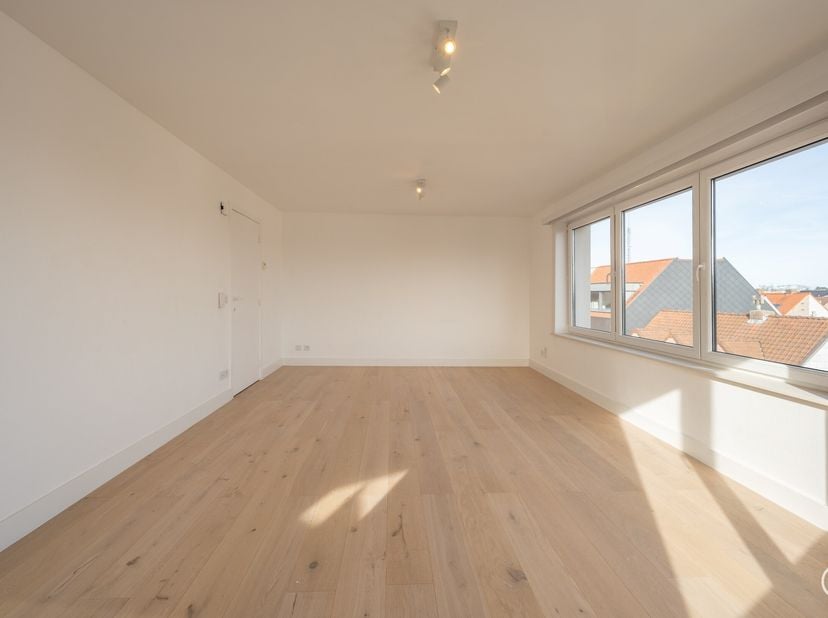Ruim hoekappartement gelegen nabij de Lippenslaan, het station en Duinenwater.&lt;br /&gt;
Indeling: inkomhall, ruime leefruimte met halfopen keuken voorzie