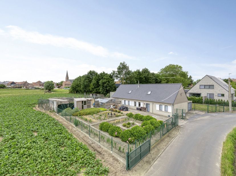 Rustig gelegen woning met prachtige vergezichten op maar liefst 5.913m² !!!!  Bestaande uit hal, living, keuken, badkamer, apart toilet, 2 slaapkamers