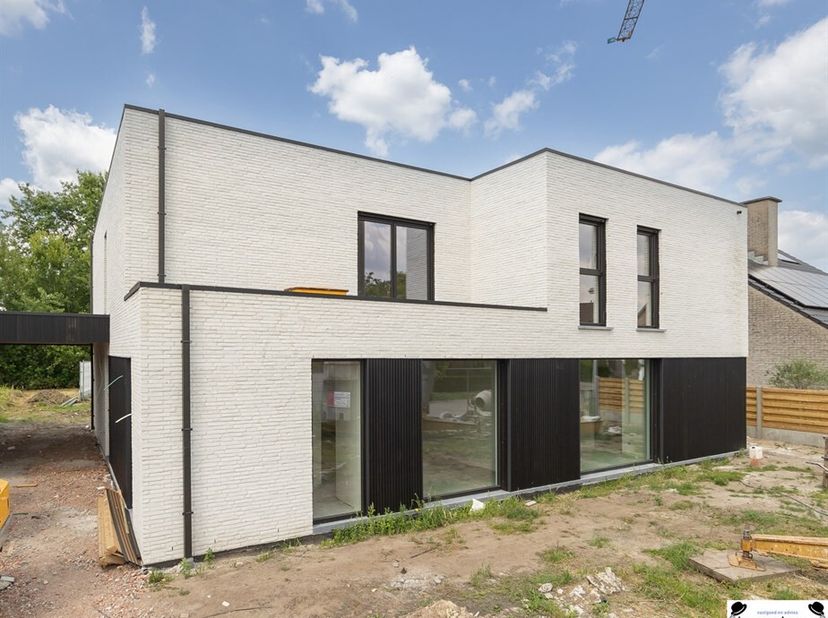 Instapklare, energiezuinige nieuwbouw woning in Geel&lt;br /&gt;
In een rustige, doodlopende straat in Geel vind je deze volledig afgewerkte halfopen woning