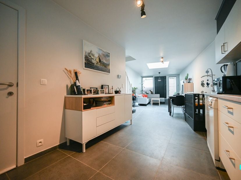 Deze instapklare woning met drie slaapkamers is perfect voor wie op zoek is naar een starterswoning of een onderhoudsvriendelijke investeringseigendom