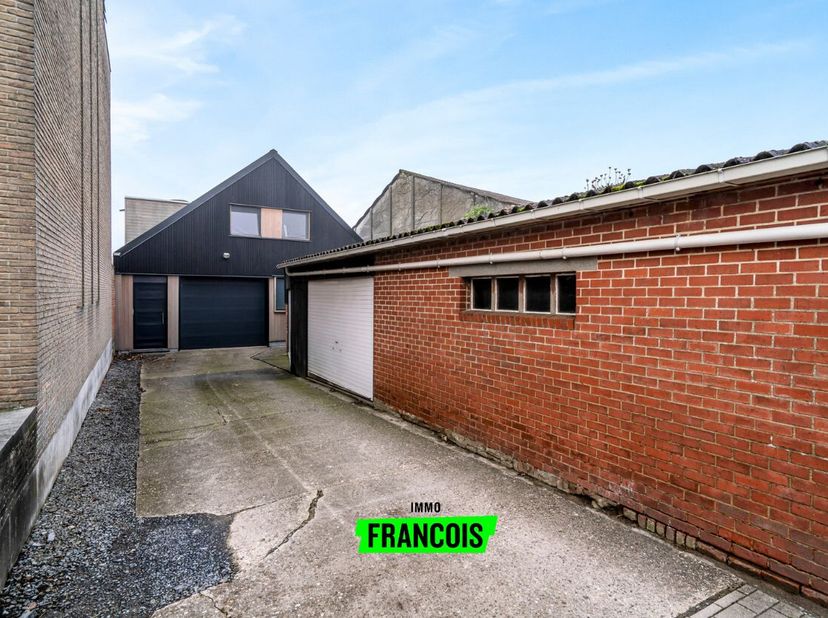 Au centre d&#039;Elverdinge, nous trouvons cet entrepôt spacieux avec un loft luxueux et quatre garages. Grâce à l&#039;emplacement central de cette propriété,