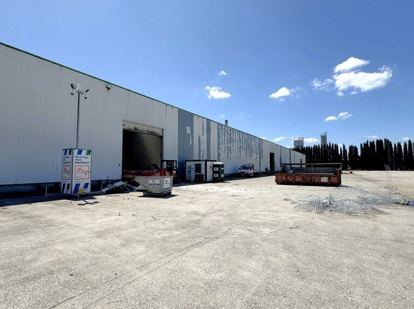 Entrepôt de 12 799m² (divisible en entrepôt de 7 500m² + 5 299m²) avec 58 000m² de stockage extérieur pavé&lt;br /&gt;
Emplacement : au cur de la région de