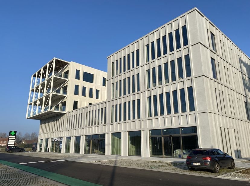 Espace de bureau de nouvelle construction d&#039;une superficie brute de 893 m²+73 m² de terrasse au 4ème étage du projet R. Plaza situé dans un emplacemen
