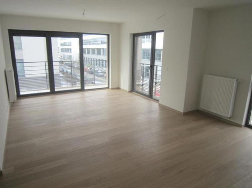 AUDERGHEM, à proximité du métro Delta et de l&#039;école Japonaise. Bel APPARTEMENT (3ch/2sdb) de 110m² avec terrasse et parking. Situé au 2ème étage, il s