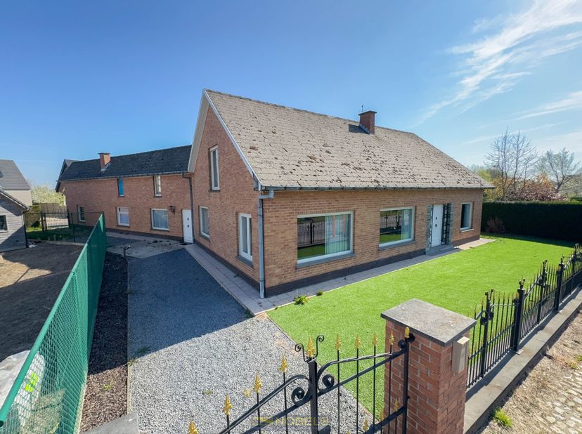Spacieux bâtiment ouvert avec une GRANDE SOLUTION DE VIE et un JARDIN ENSOLEILLÉ dans une LOCATION CENTRALE à Gavere.&lt;br /&gt;
Cette propriété offre de N