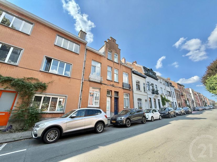 AUDERGHEM: Aan de rand van de Promenade Verte en het Woluwepark - Mooie 3-slaapkamerwoning van +/- 171m² (volgens PEB) met ZUID gerichte tuin. Het hui