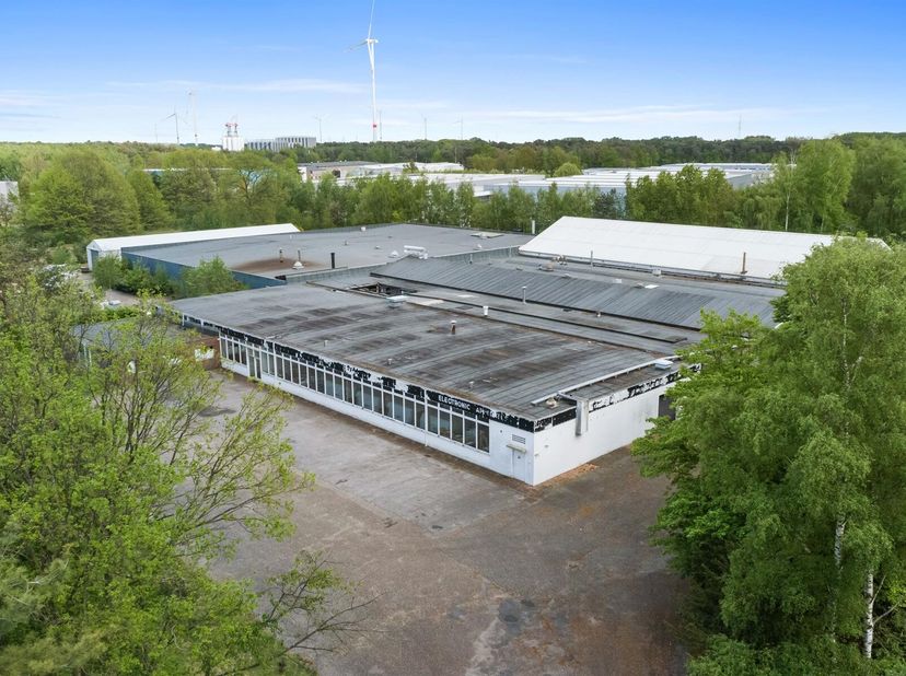 Industriegrond te koop.Het terrein is ingekleurd als industriegebied (code 1000, donkerpaars).Momenteel zijn er twee toegangspoorten waarvan de hoofdi