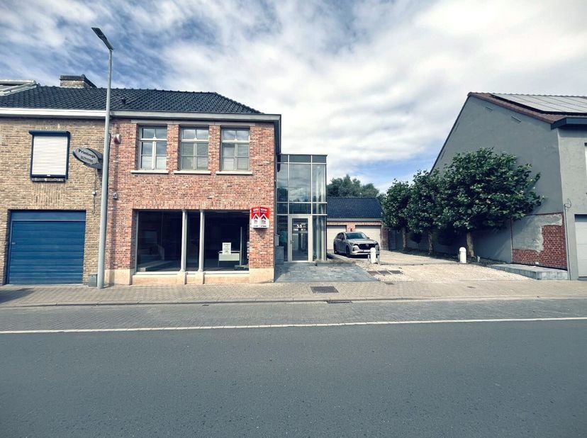 Troeven op een rij: Top commerciële ligging Instapklaar handelspand met etalage Grote afgesloten tuin Twee garages (waarvan één verhuurd) Verhuurd app