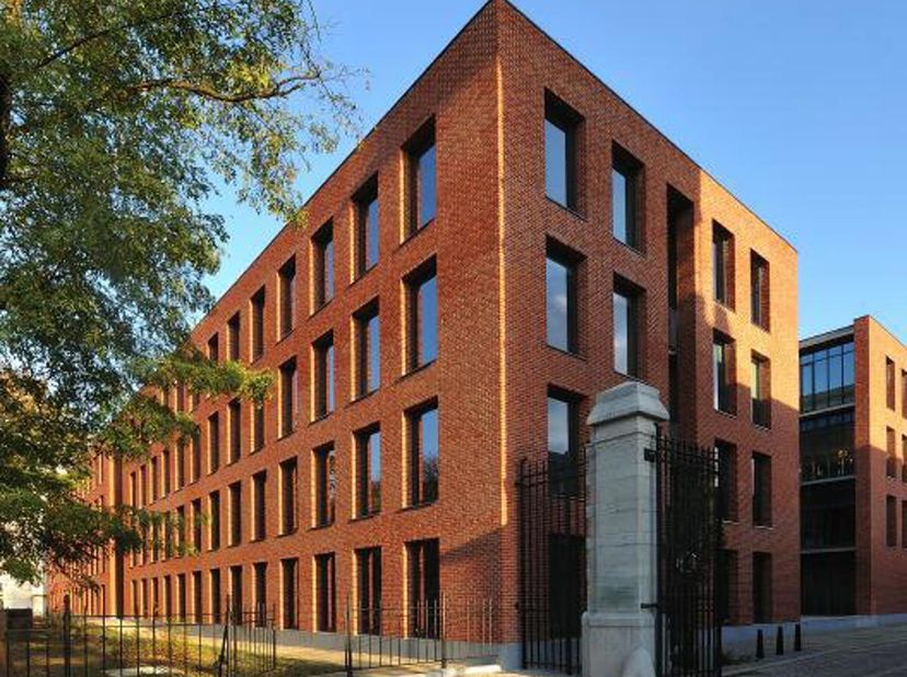 Agréable bureaux à louer dans un quartier animé, entouré de bureaux, maisons et d&#039;étudiants. Cette immeuble est hyper lumineux. Facile d&#039;accès en voit