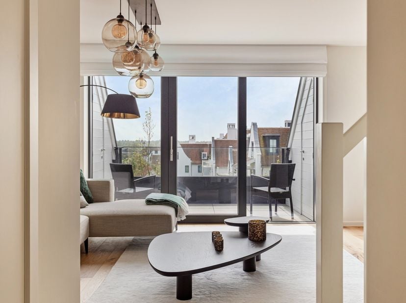 Dit nieuwbouw duplexappartement met 2 ruime slaapkamers (elk voorzien van eigen badkamer) en 2 terrassen geniet van de ideale zuid-oriëntatie en een z