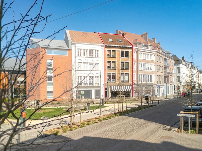 Immeuble de rapport idéalement situé  Centre commercant de Tournai&lt;br /&gt;
Emplacement Premium : Situé dans la rue la plus commerçante de Tournai, cet i