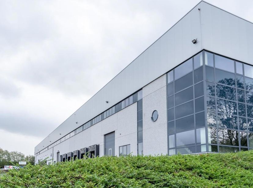 - zonnepanelen&lt;br /&gt;
- zichtlocatie&lt;br /&gt;
- auto parking&lt;br /&gt;
- vloerbelasting : 5T/m²&lt;br /&gt;
- laadkades ; 5&lt;br /&gt;
- ESFR Sprinkler installatie&lt;br /&gt;