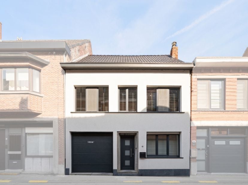 Op en top instaklare, hedendaagse, mooi onderhouden woning met inpandige garage nabij centrum Lokeren. 480m² grondoppervlak. Inkom, leefruimte, keuken