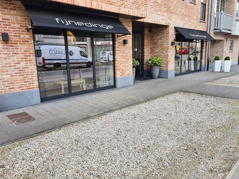 Instapklare winkelruimte in centrum Putte. &lt;br /&gt;
De winkelruimte heeft een vitrinebreedte van maar liefst 12,5m langs de Leuvensebaan.&lt;br /&gt;
Volledig