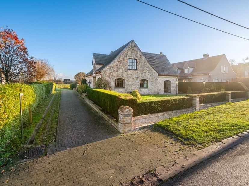 DEZE WONING IS VERKOCHT!&lt;br /&gt;
Op zoek naar jouw droomhuis? Deze villa in het rustige Semmerzake biedt niet alleen een woning, maar een lifestyle!&lt;br